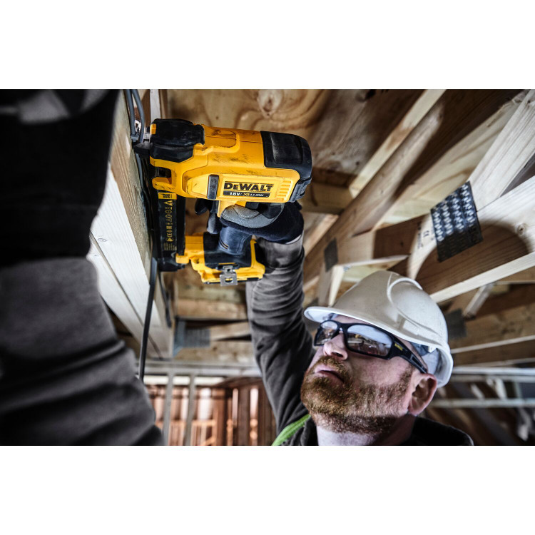 منگنهکوب کابل شارژی استوک دیوالت مدل DEWALT DCN701