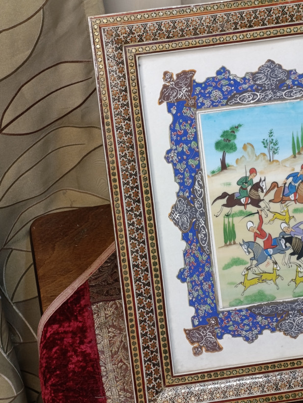 تابلو مینیاتور طرح شکارگاه سلطنتی با قاب خاتمکاری اعلاء